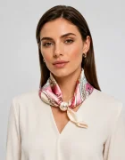 Shopika Esarfa colier satinata cu perla decorativa si inchidere magnetica model floral pe fond alb