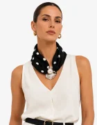Shopika Esarfa colier satinata cu perla decorativa si inchidere magnetica neagra cu buline albe