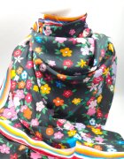 Shopika Esarfa dreptunghiulara tip pareo cu imprimeu floral multicolor pe fond negru