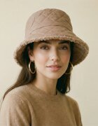 Shopika Palarie clos reversibila cu o fata blanita si o fata aspect matlasat bej