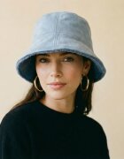 Shopika Palarie clos reversibila cu o fata blanita si o fata catifelata albastru jeans