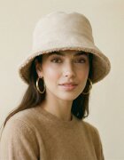 Shopika Palarie clos reversibila cu o fata blanita si o fata catifelata bej deschis