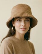 Shopika Palarie clos reversibila cu o fata blanita si o fata catifelata camel