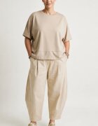Shopika Pantaloni carrot croiala conica cu pense din tricot vascoza punto milano bej