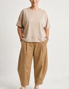 Shopika Pantaloni carrot croiala conica cu pense din tricot vascoza punto milano camel