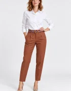 Shopika Pantaloni de toamna maro roscat lejeri cu pense croi relaxat curea asortata inclusa