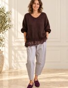 Shopika Pulover pufos maro oversize cu dantela pe margini si decolteu in V