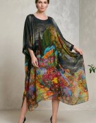 Shopika Rochie lunga dama din matase vaporoasa croi lejer oversize tip kaftan imprimeu pictural pe fond ne