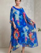 Shopika Rochie lunga din matase vaporoasa croi lejer oversize tip kaftan imprimeu artistic pe fond albastr
