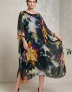 Shopika Rochie lunga din matase vaporoasa croi lejer oversize tip kaftan imprimeu artistic pe fond negru