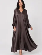 Shopika Rochie lunga tip caftan din satin cu matase si vascoza - maro ciocolatiu
