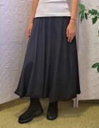Shopika Romania Fusta neagra midi gogosar material tip rips model elegant si versatil