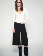 Stradivarius Body Cu Decolteu În V Și Tăietură Sub Piept Vanilie M