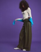 Stradivarius Pantaloni Cu Pliuri Și Imitație De Piele Kaki S