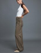 Stradivarius Pantaloni Drepți Cu Suprapunere Tip Fustă Și Dungi Kaki L