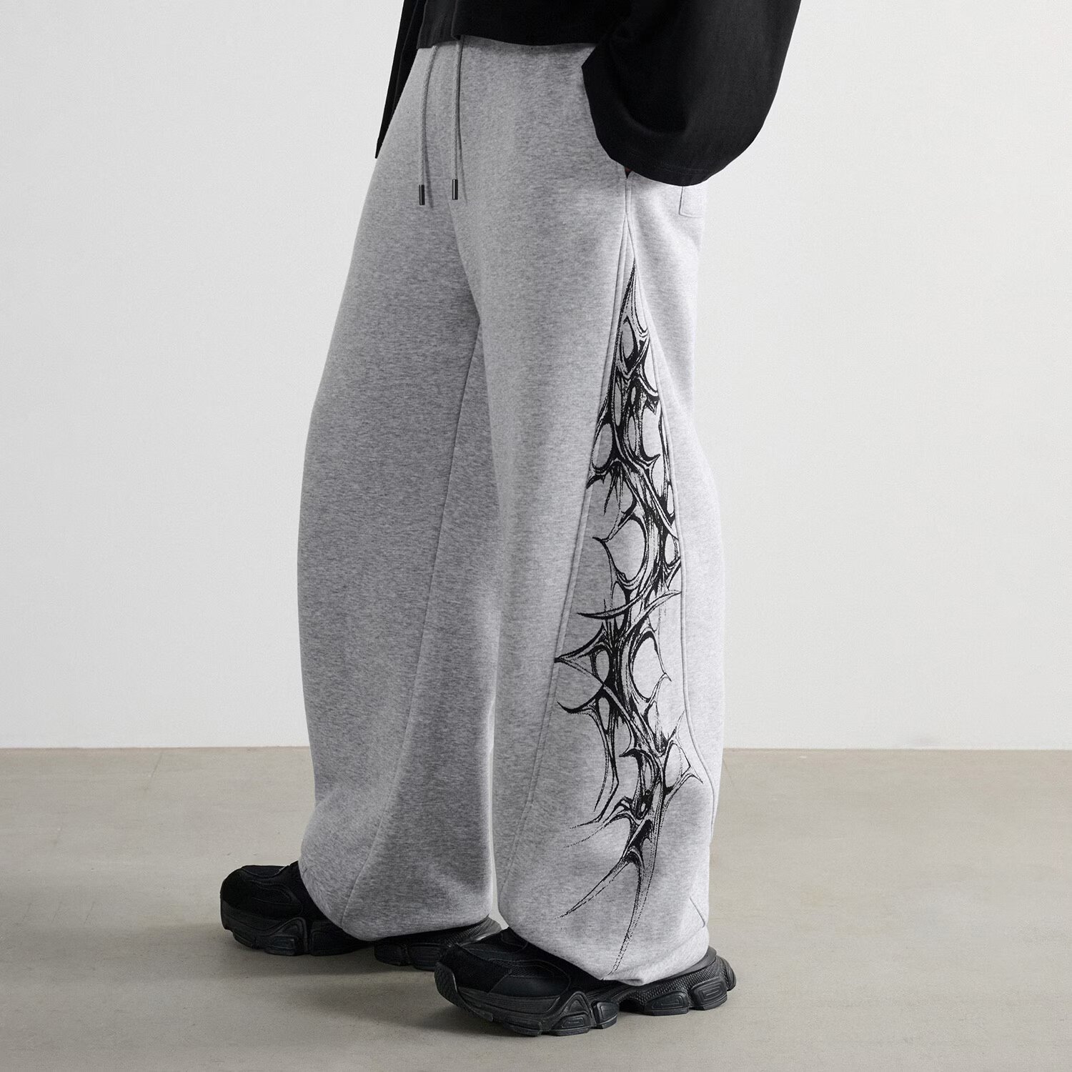Cropp Pantaloni cu imprimeu - gri deschis