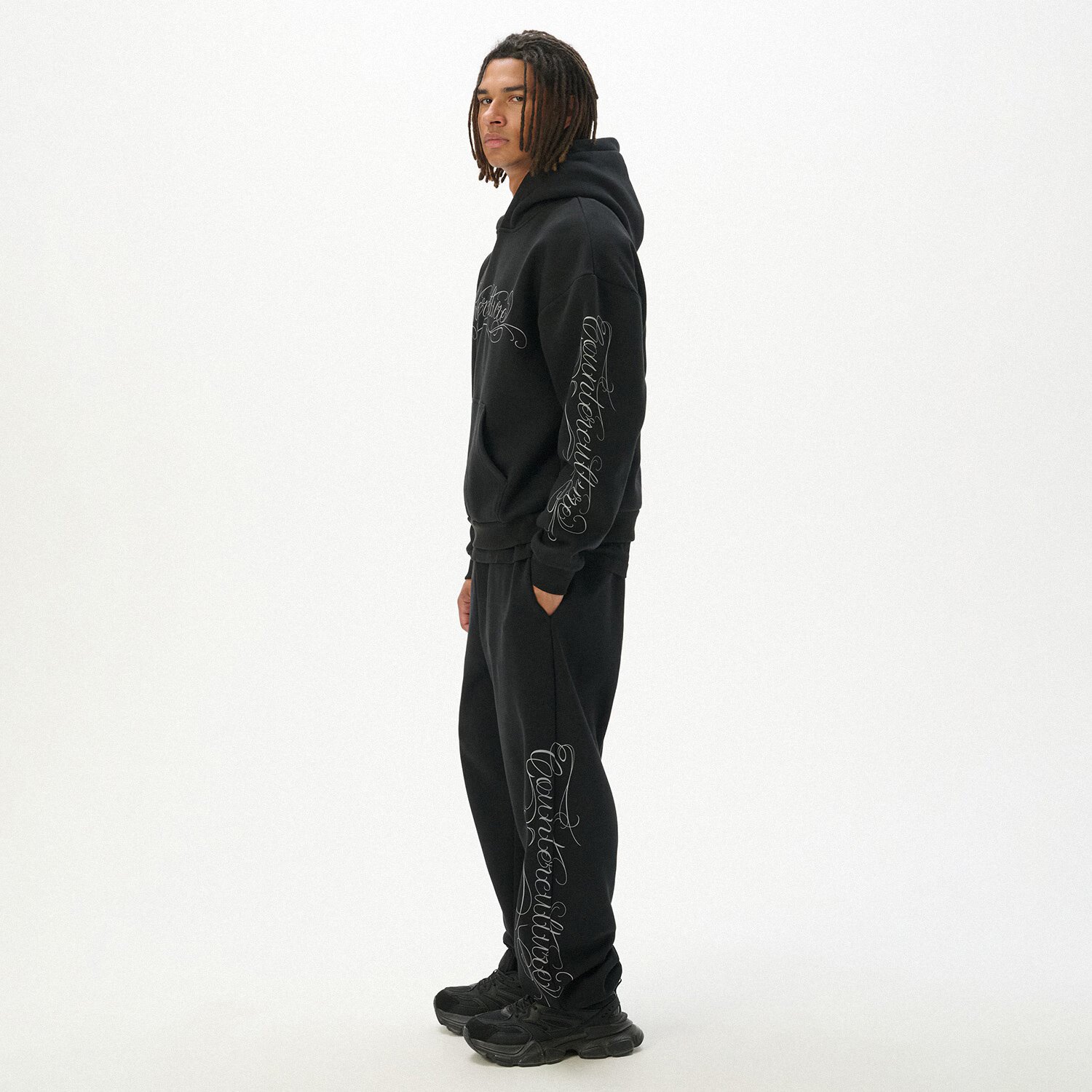 Cropp Pantaloni jogger de trening cu imprimeu - negru