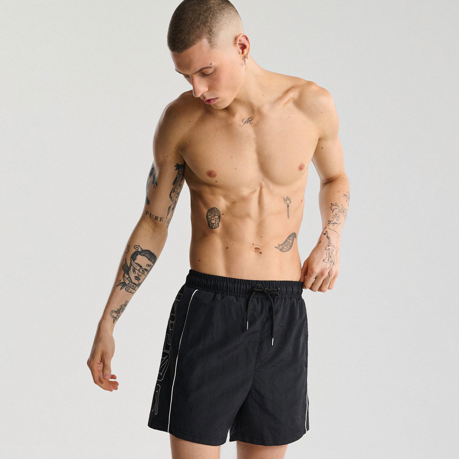 Cropp Pantaloni scurți de baie cu imprimeu - negru