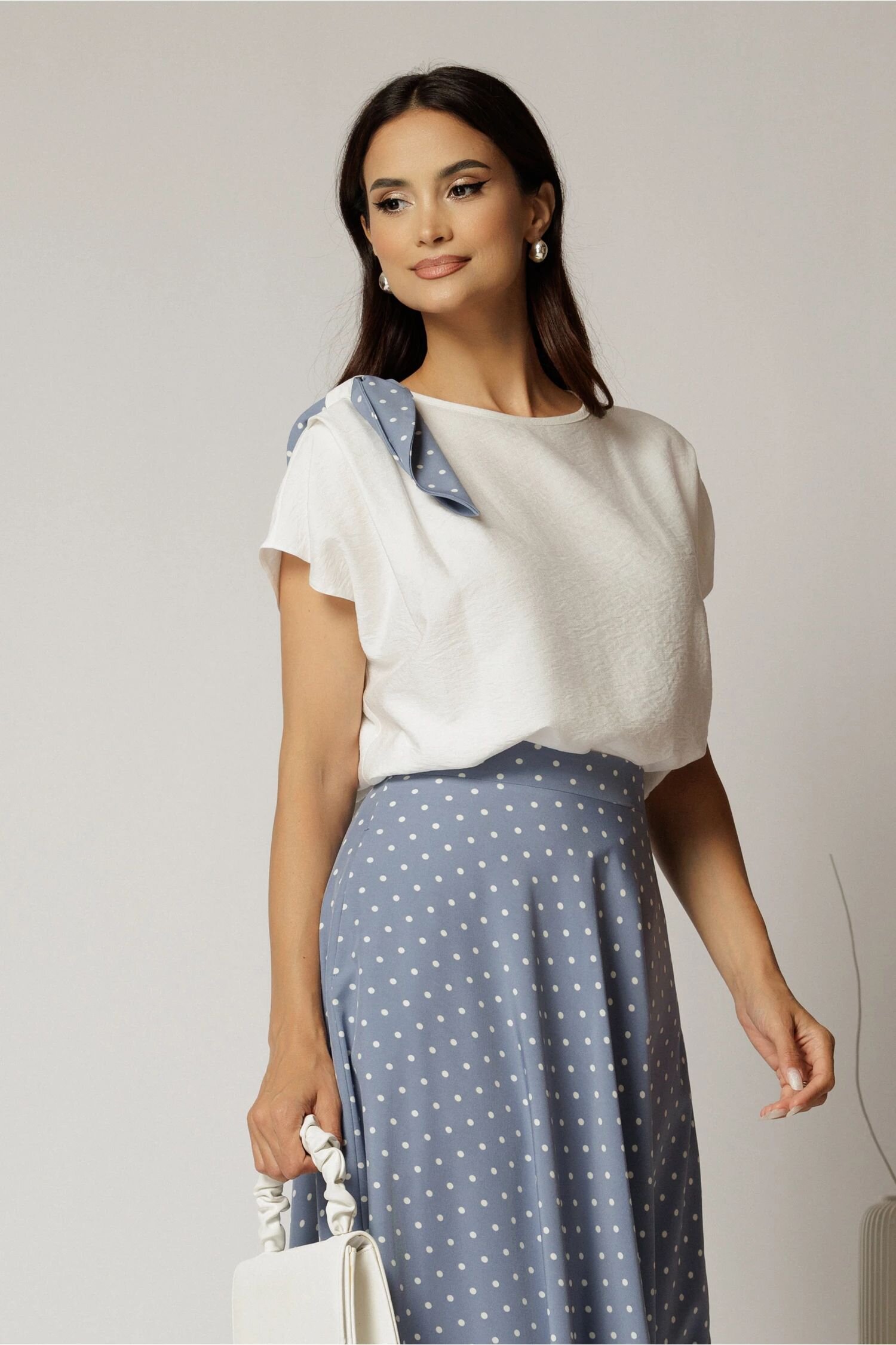 Bluza alba din rayon cu funda bleu cu buline
