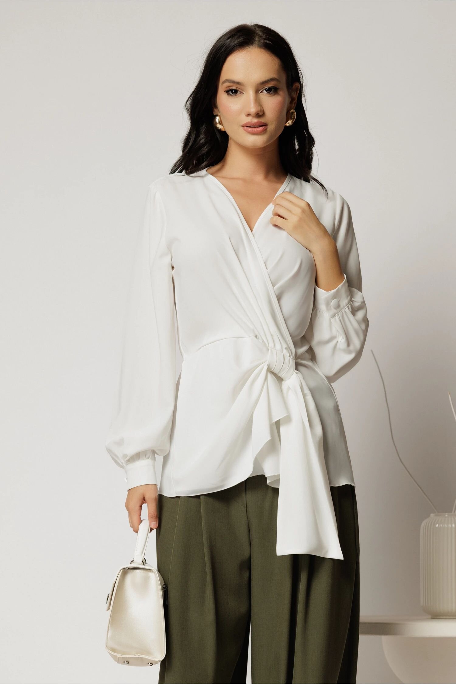  Bluza alba eleganta cu decolteu petrecut si nod in talie