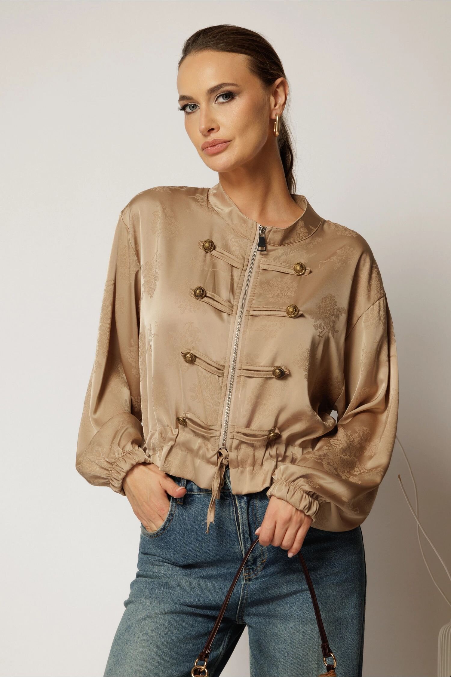  Bluza bej din satin cu imprimeuri cu fermoar si nasturi tip army
