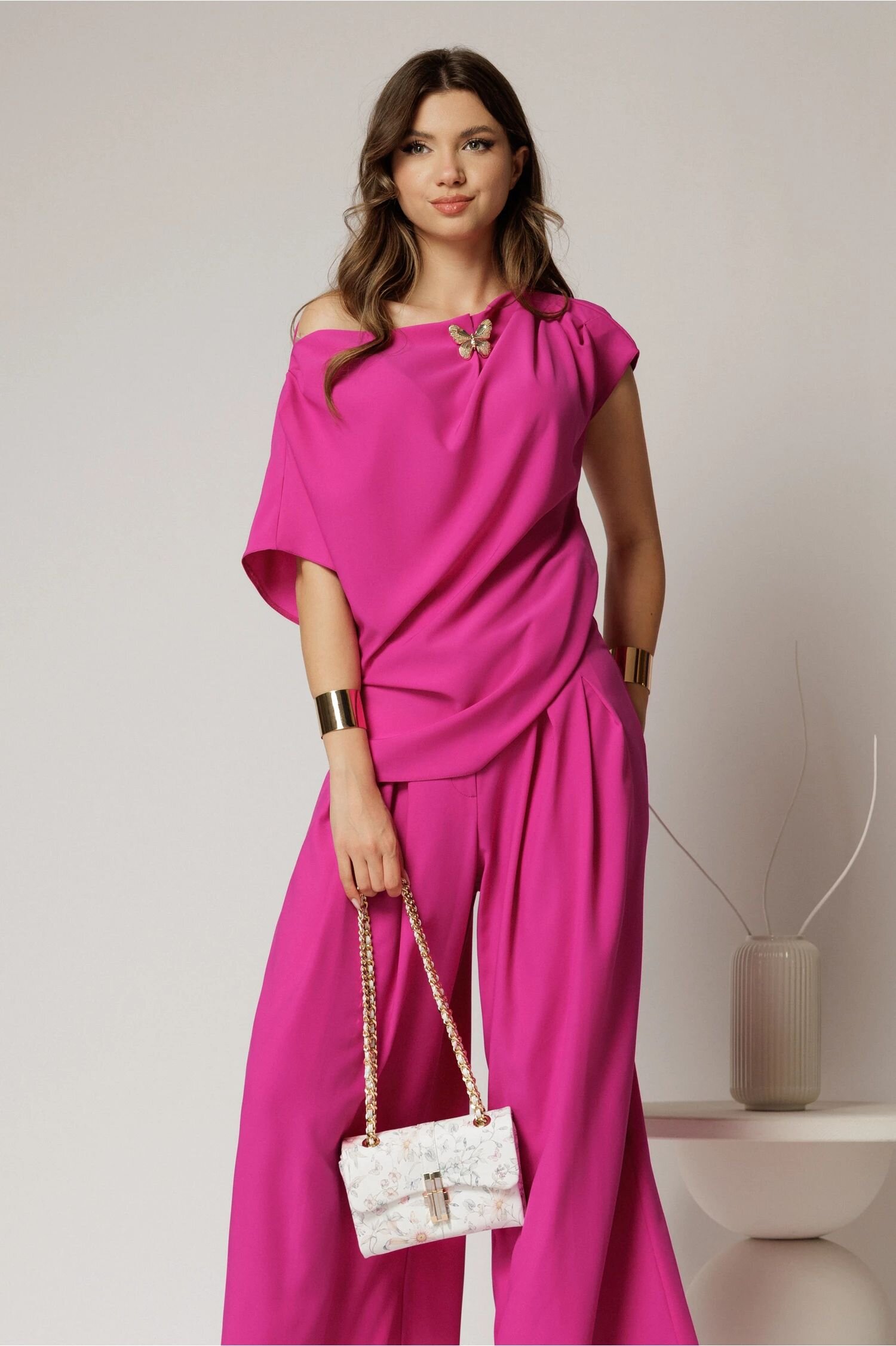  Bluza dama fucsia cu croi lejer si brosa fixa la decolteu