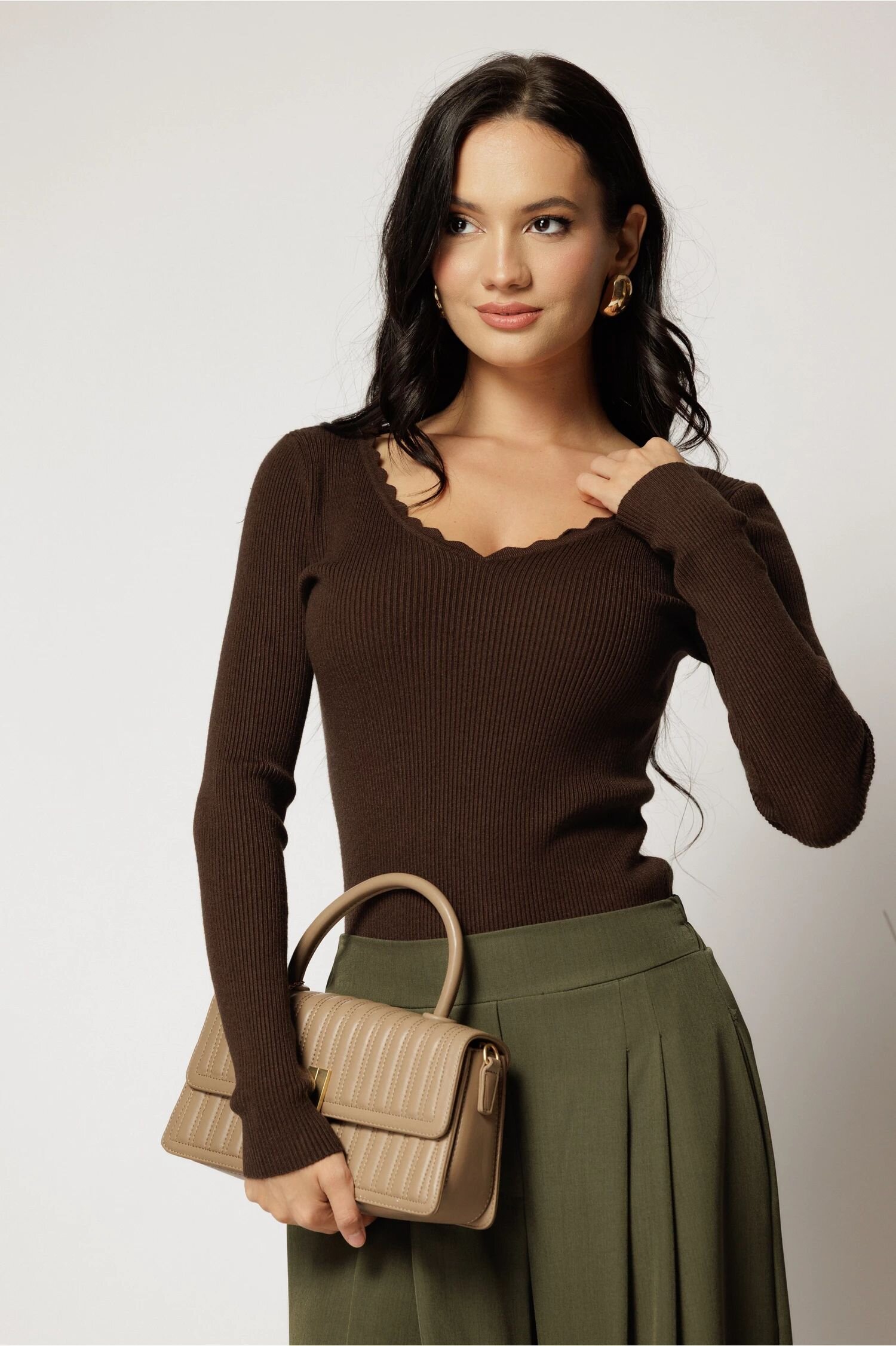  Bluza din tricot maro cu decolteu in V si croi mulat