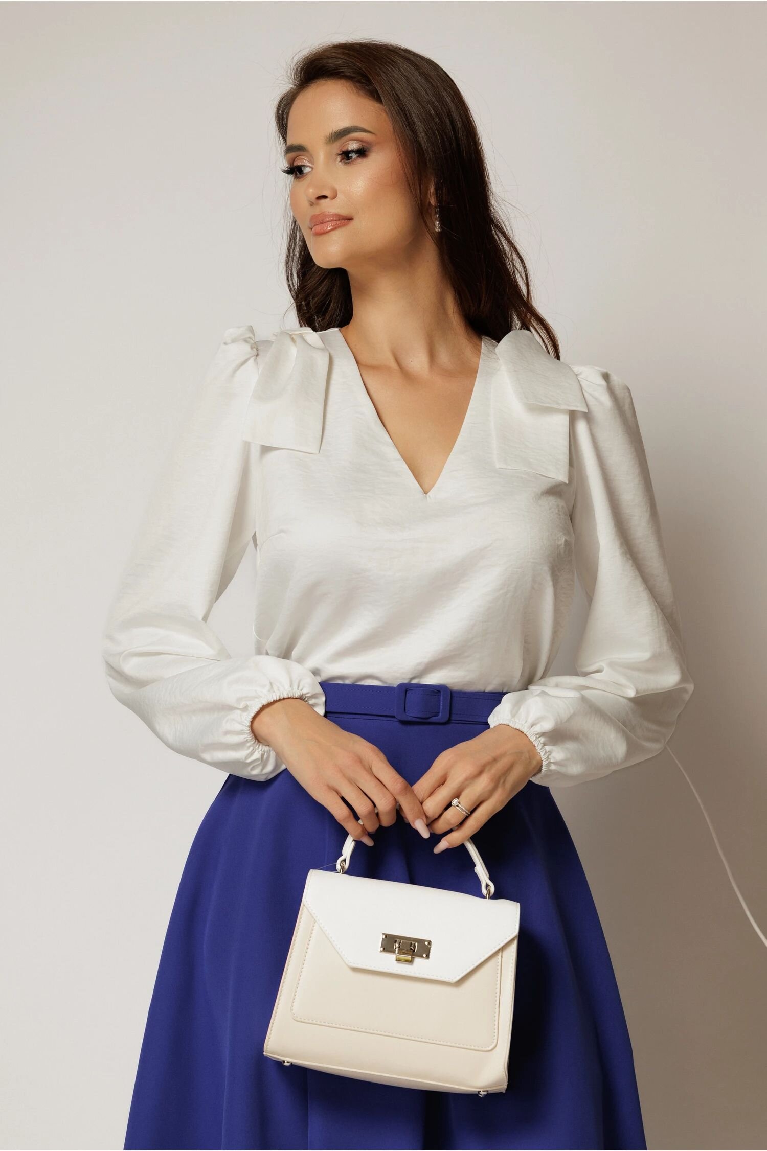 Bluza DY Fashion alba cu funde pe umeri si decolteu in V