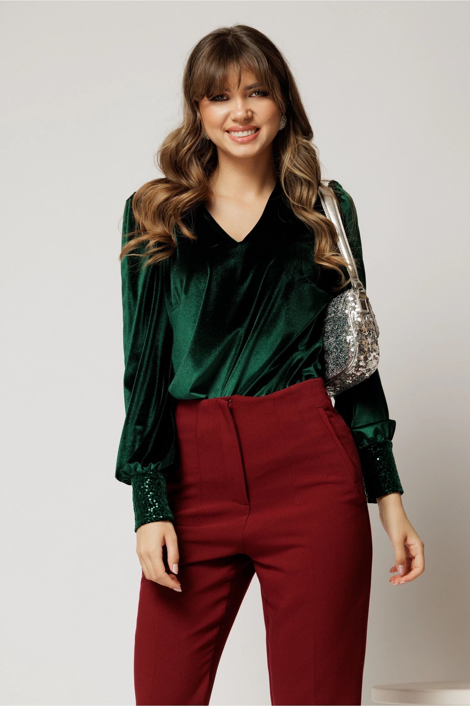  Bluza DY Fashion din catifea verde cu mansete din paiete si decolteu in V