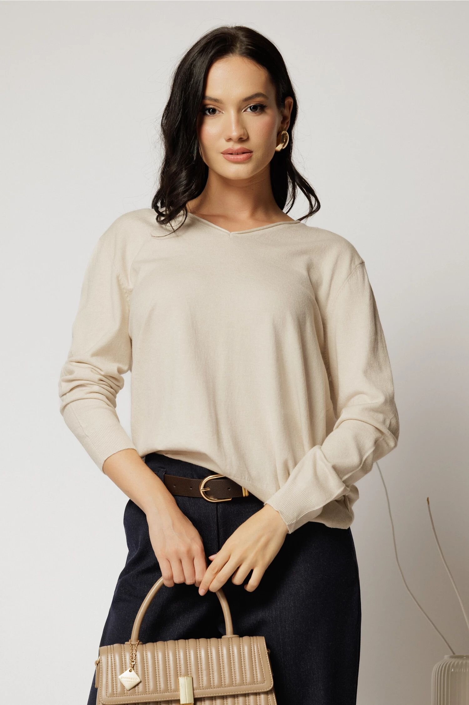  Bluza ivoar din tricot cu decolteu in V si croi larg