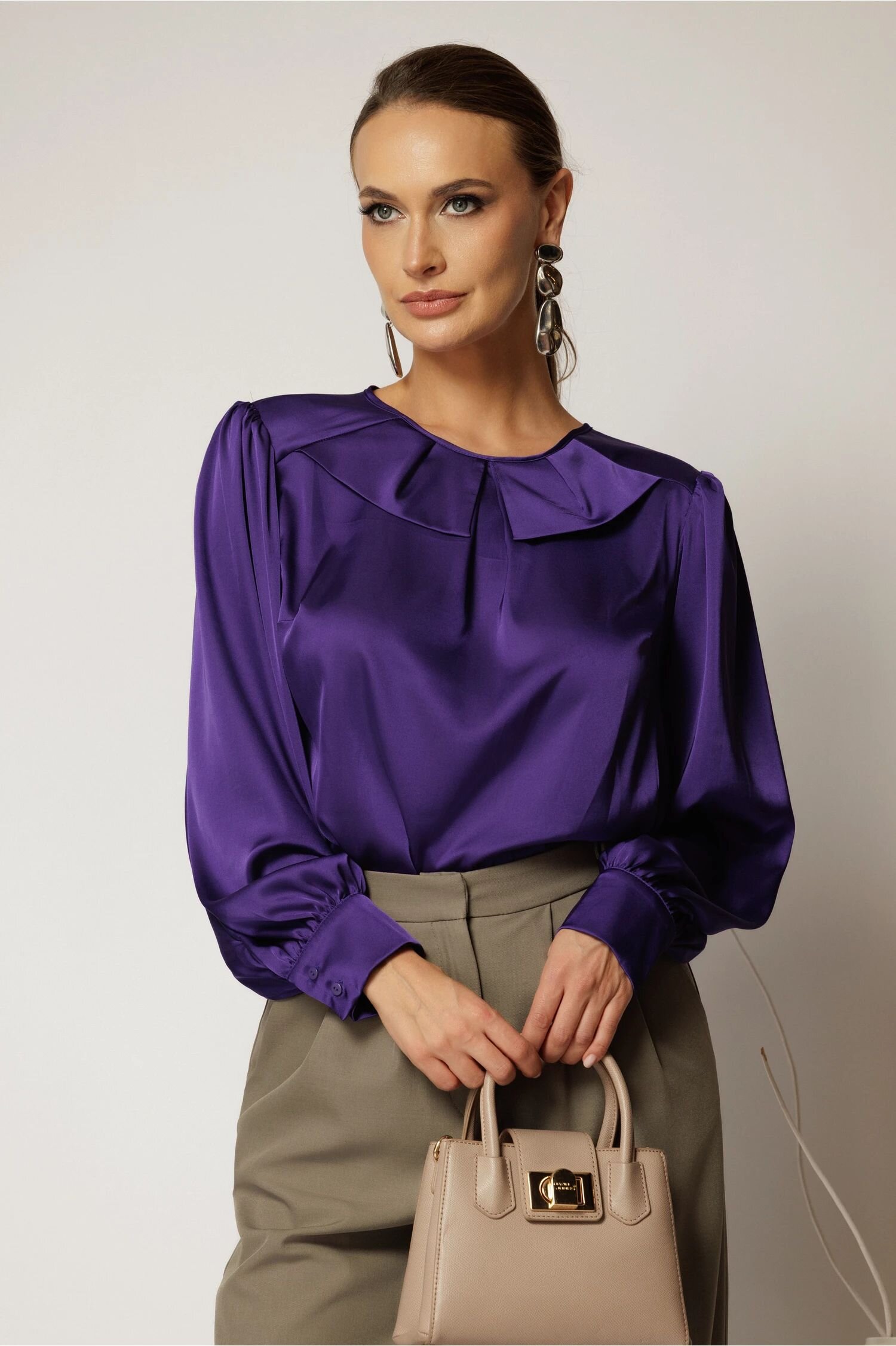  Bluza mov din satin cu decolteu rotund si croi lejer