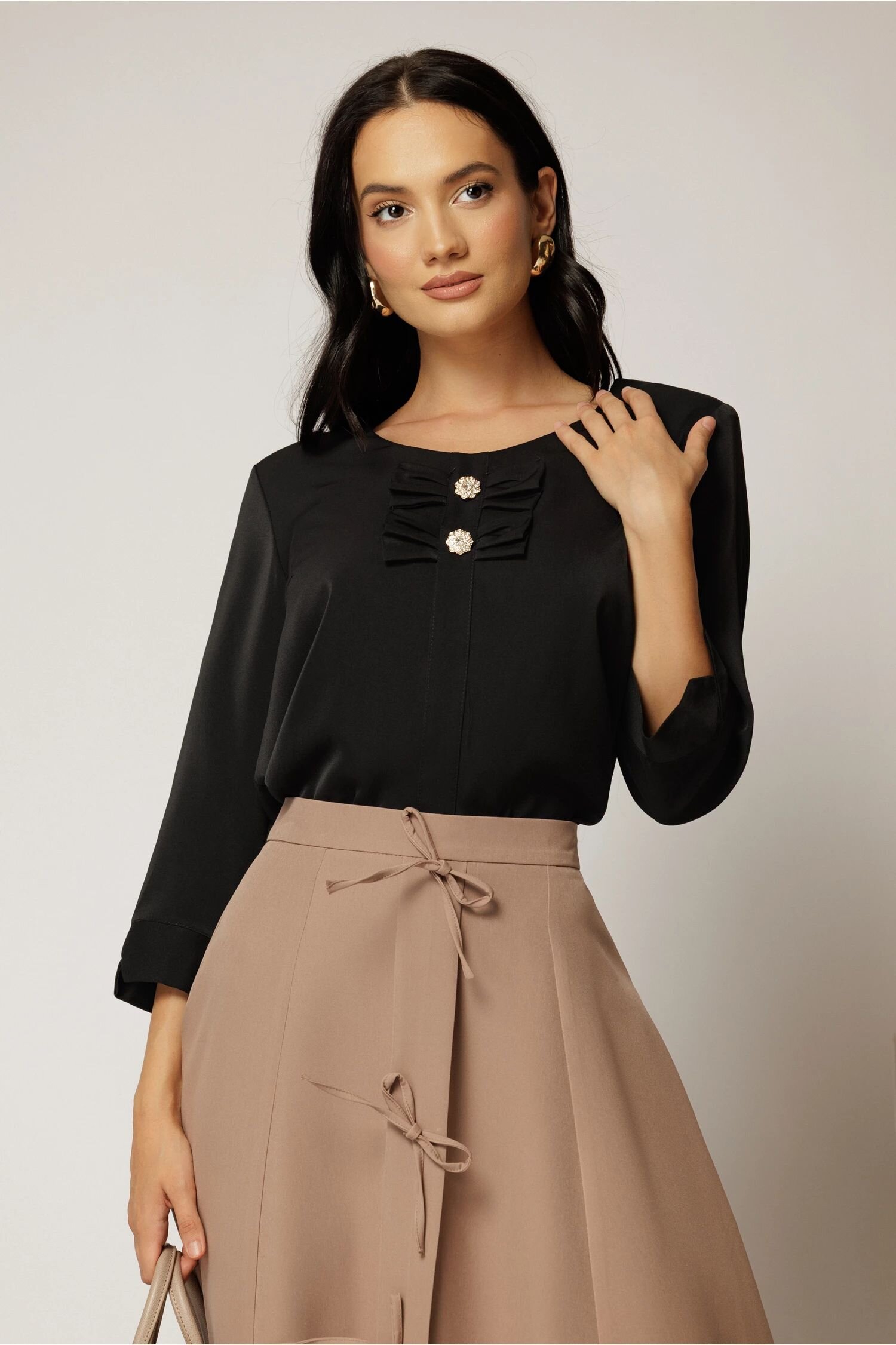  Bluza neagra cu funde la decolteu si nasturi decorativi