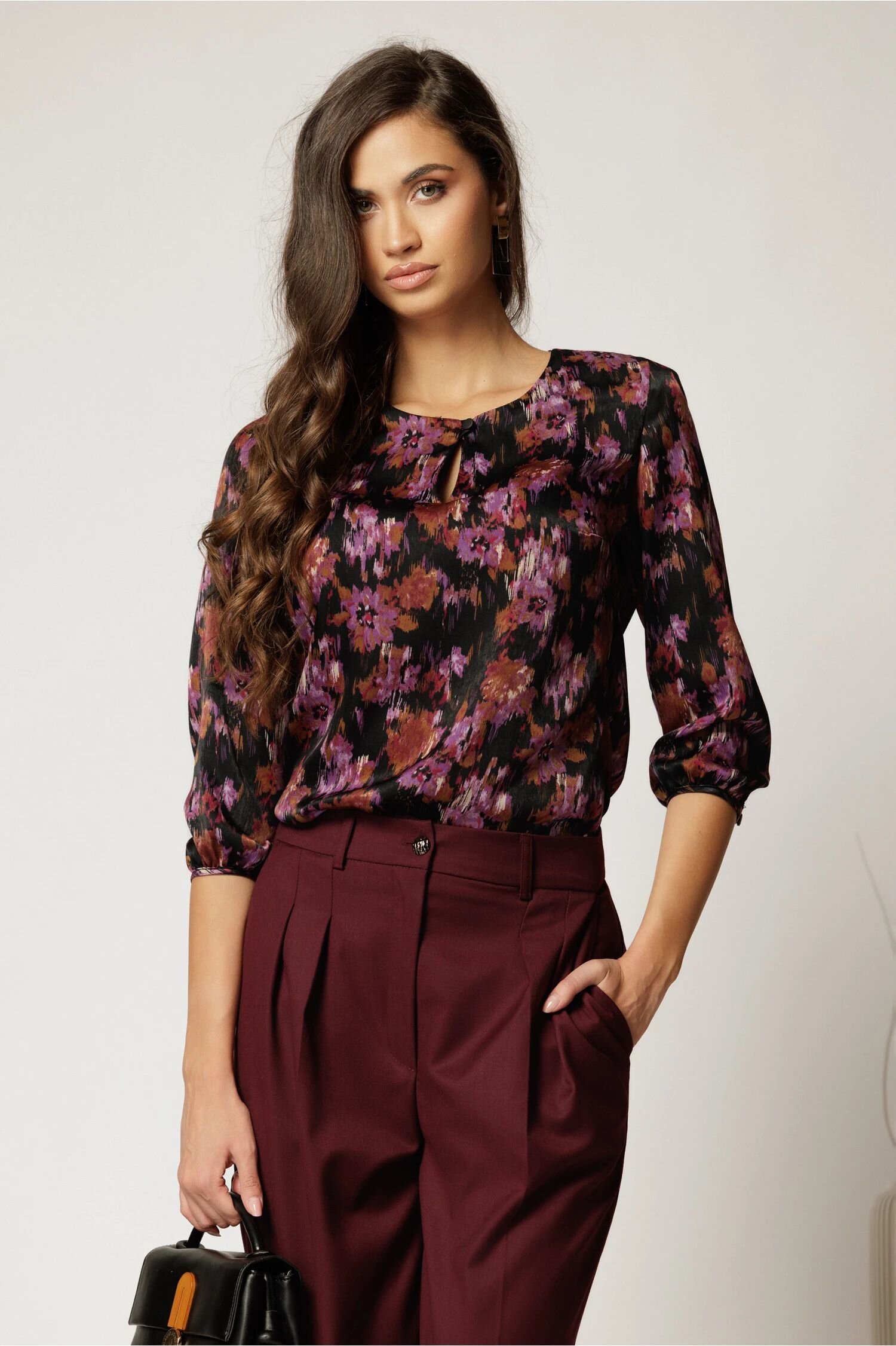  Bluza neagra cu imprimeu floral mov