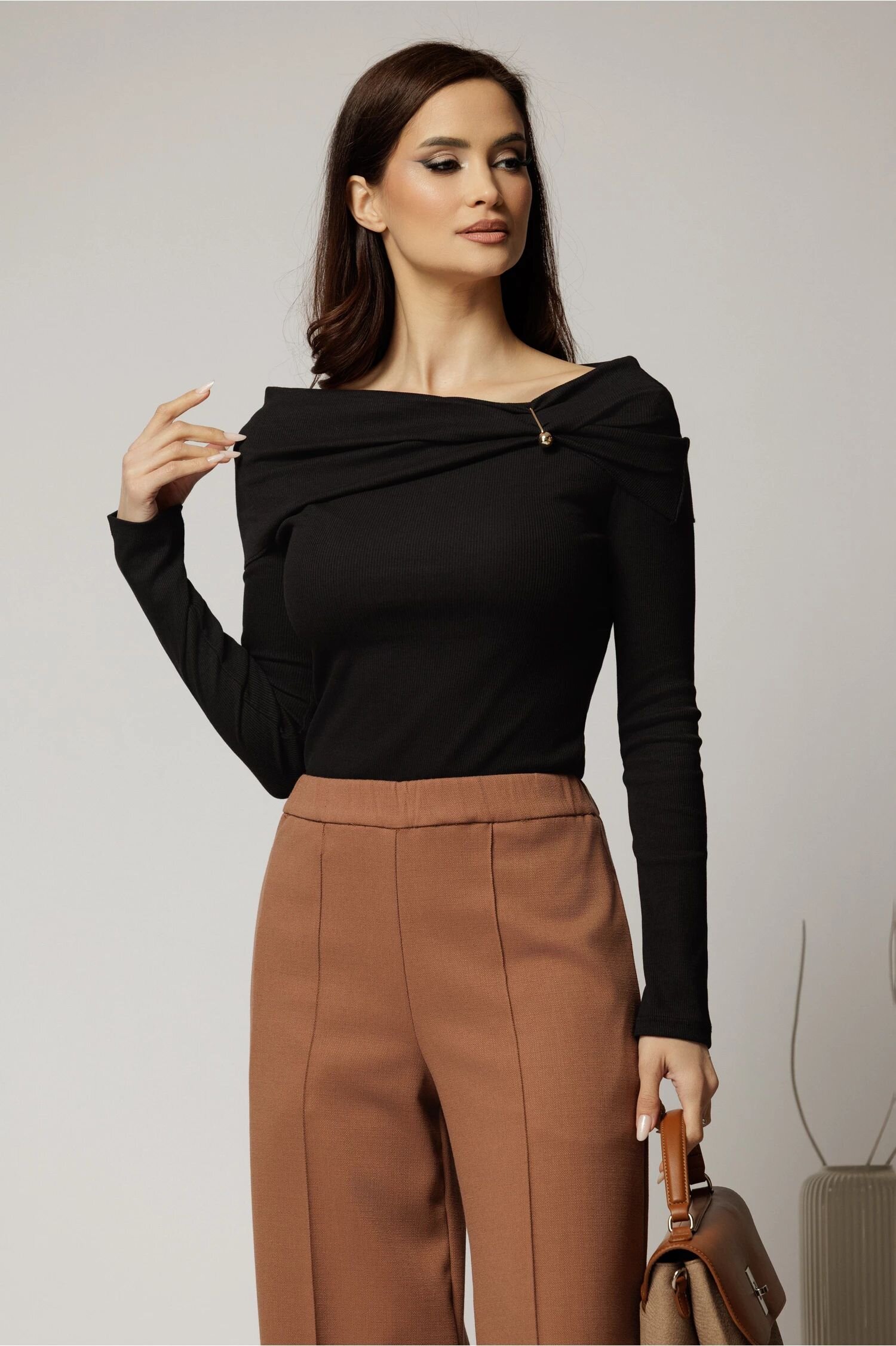  Bluza neagra din bumbac cu decolteu barcuta si brosa