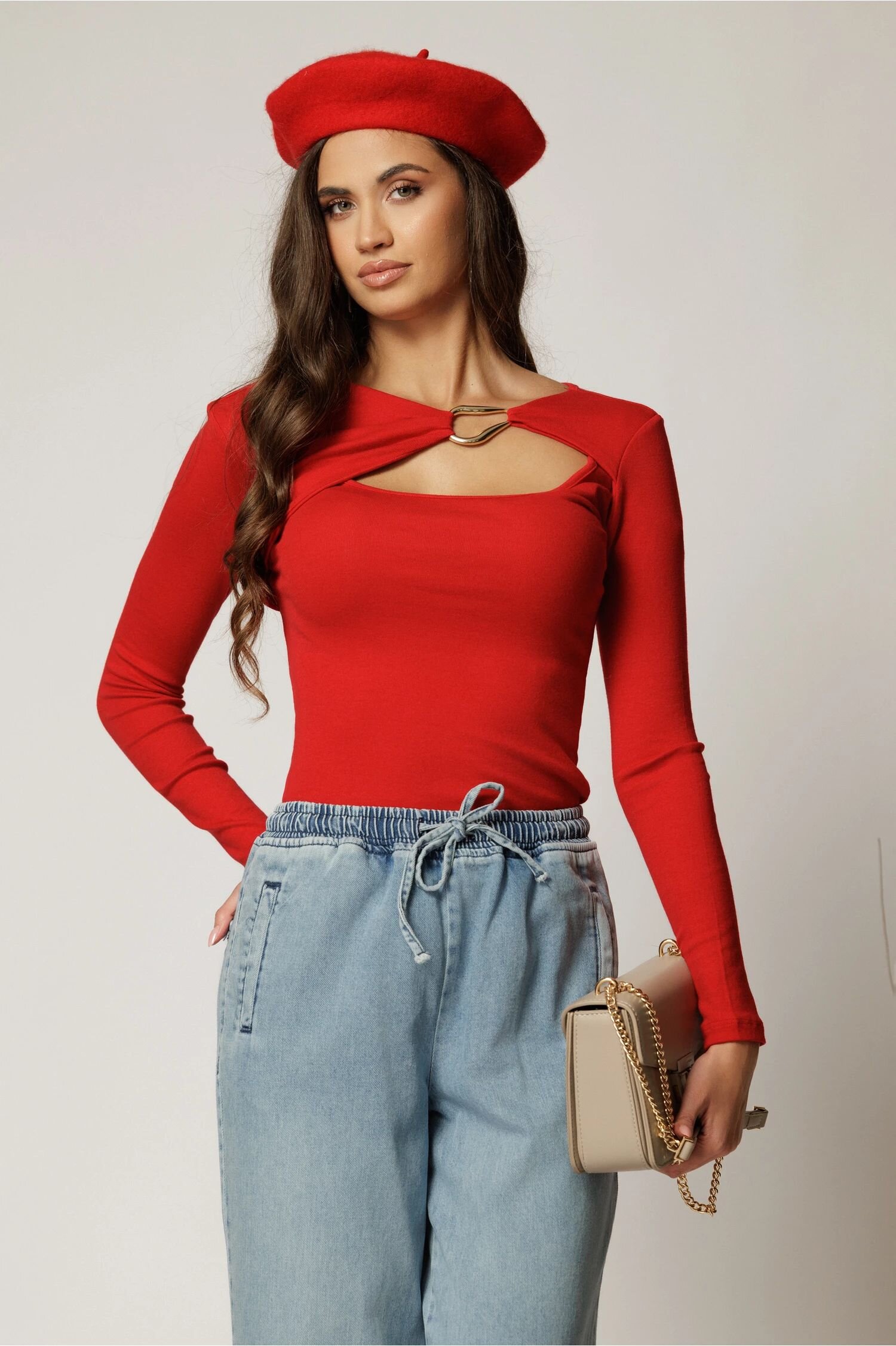  Bluza rosie casual cu decolteu decupat si accesoriu