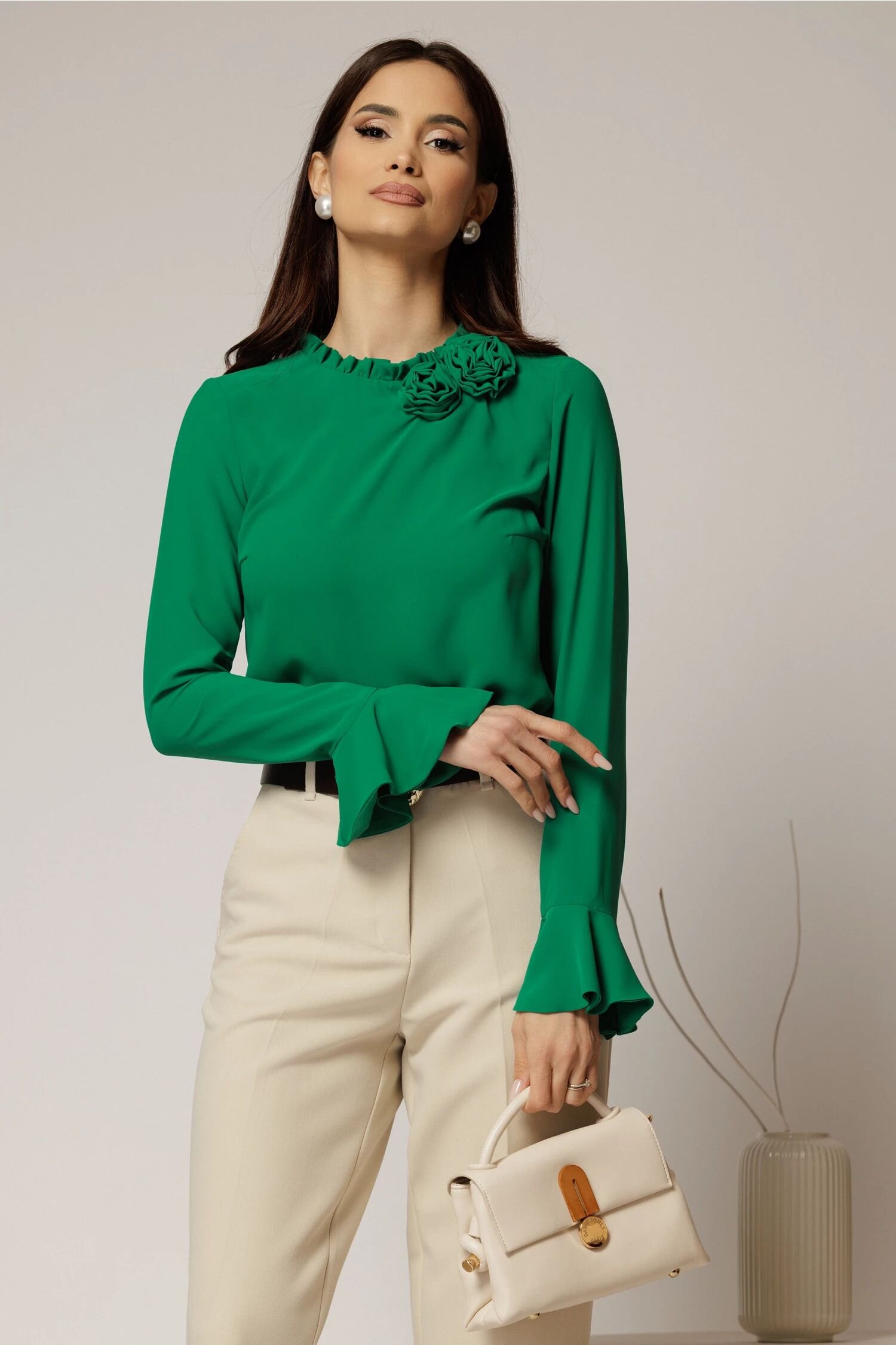  Bluza verde din voal plin cu detaliu floral la guler si gulerul incretit