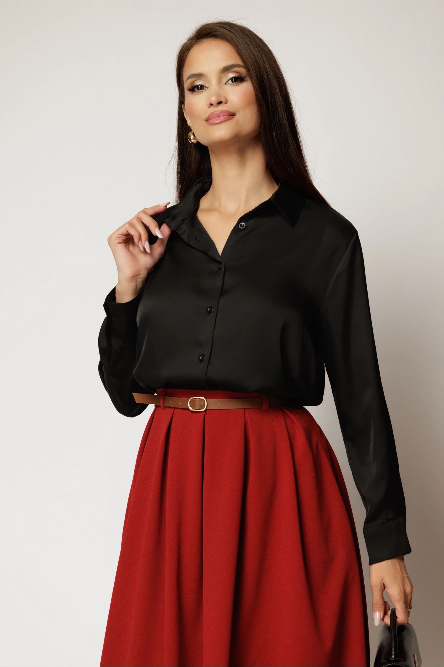  Camasa neagra din satin cu croi larg si inchidere cu nasturi