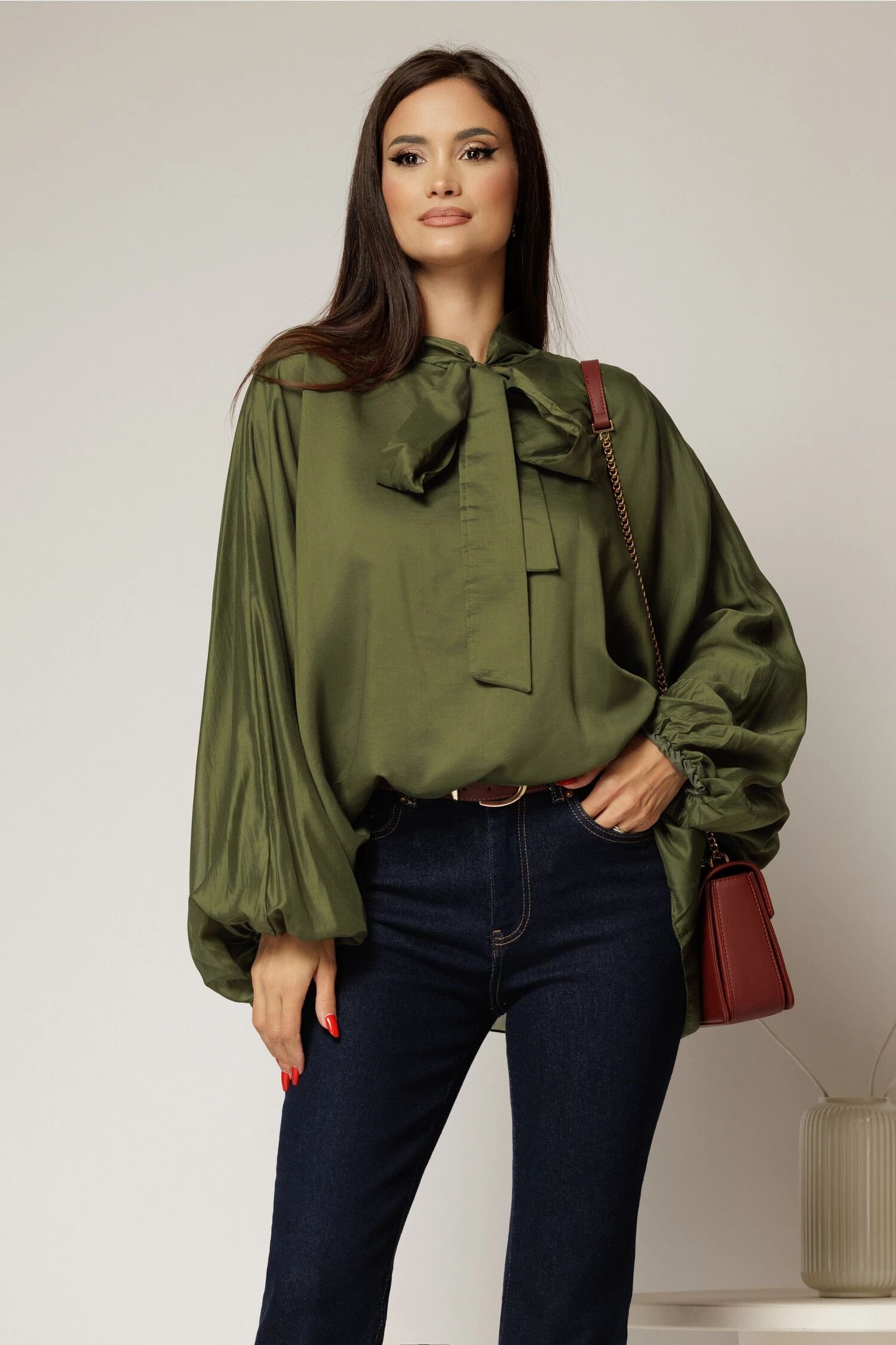  Camasa verde olive din tencel cu maneca ampla si guler tip esarfa