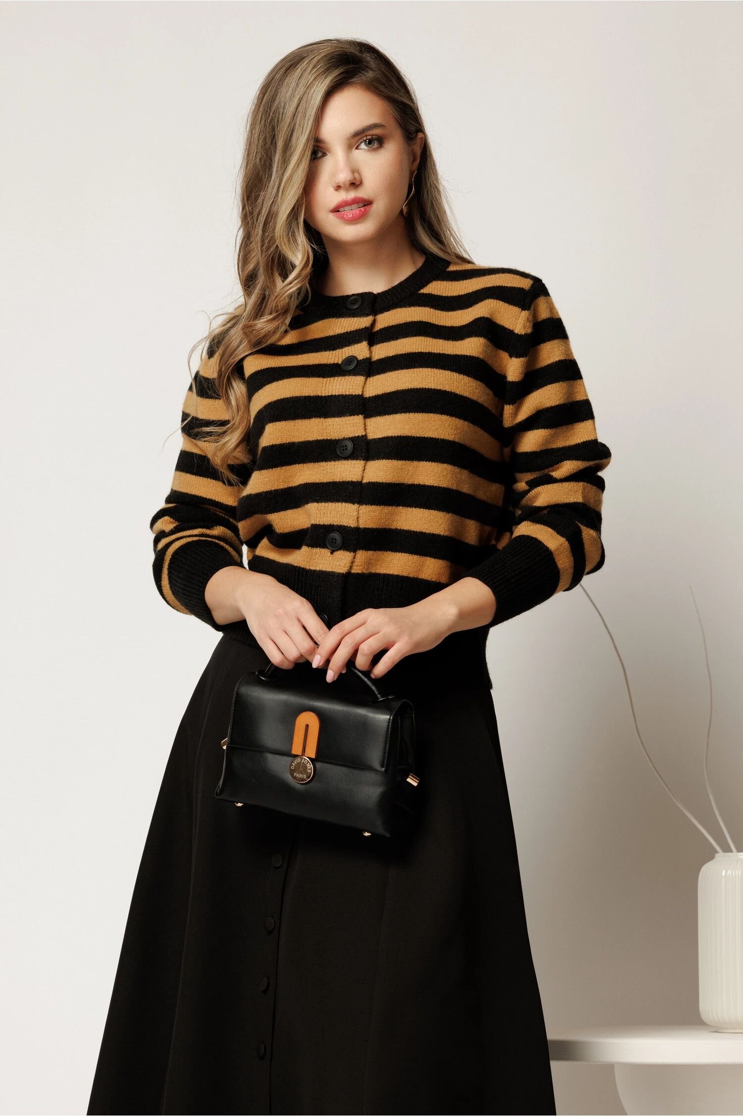  Cardigan scurt casual din tricot maro cu dungi negre si nasturi