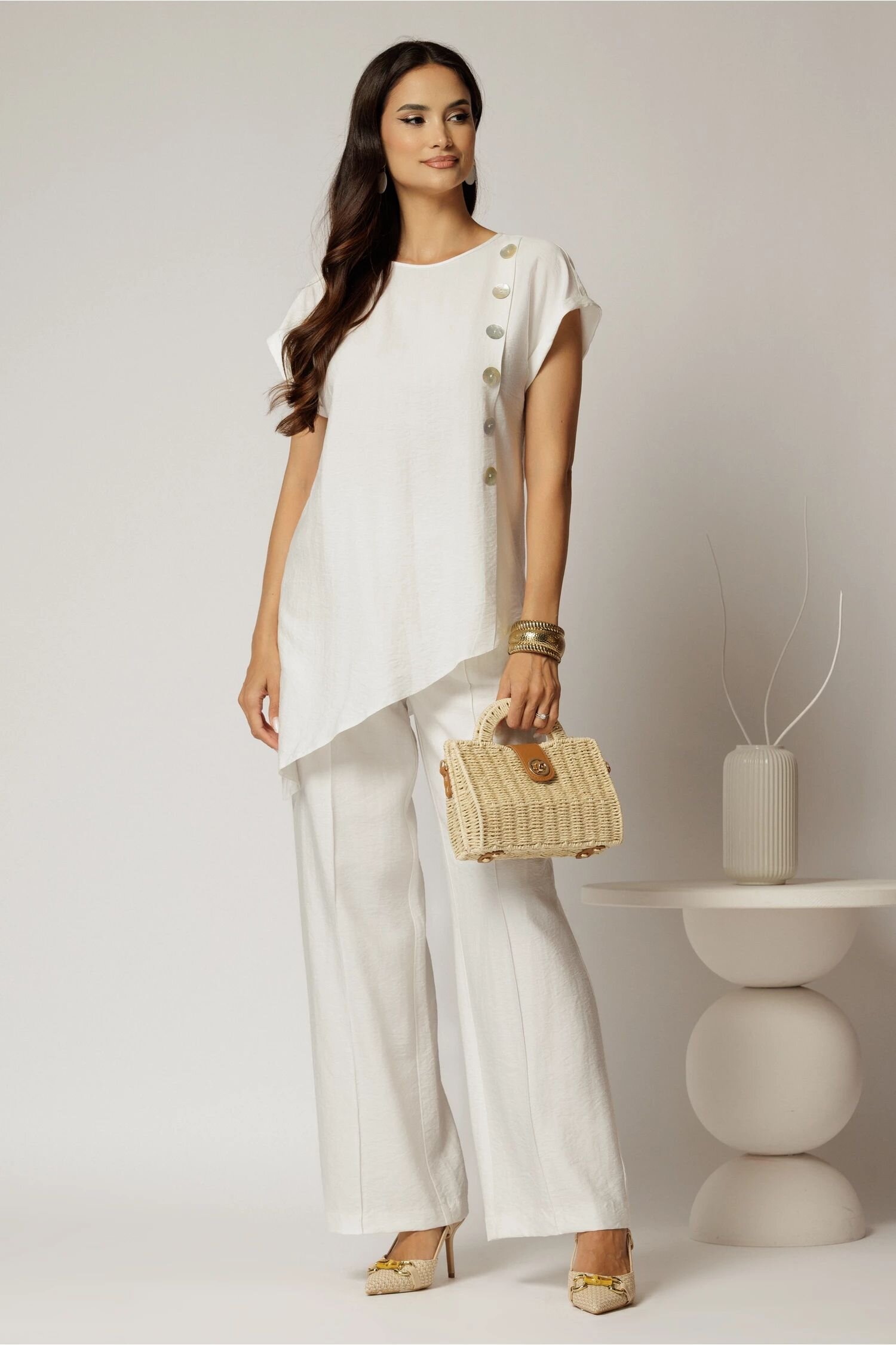  Compleu alb din viscoza din bluza asimetrica si pantalon lejer