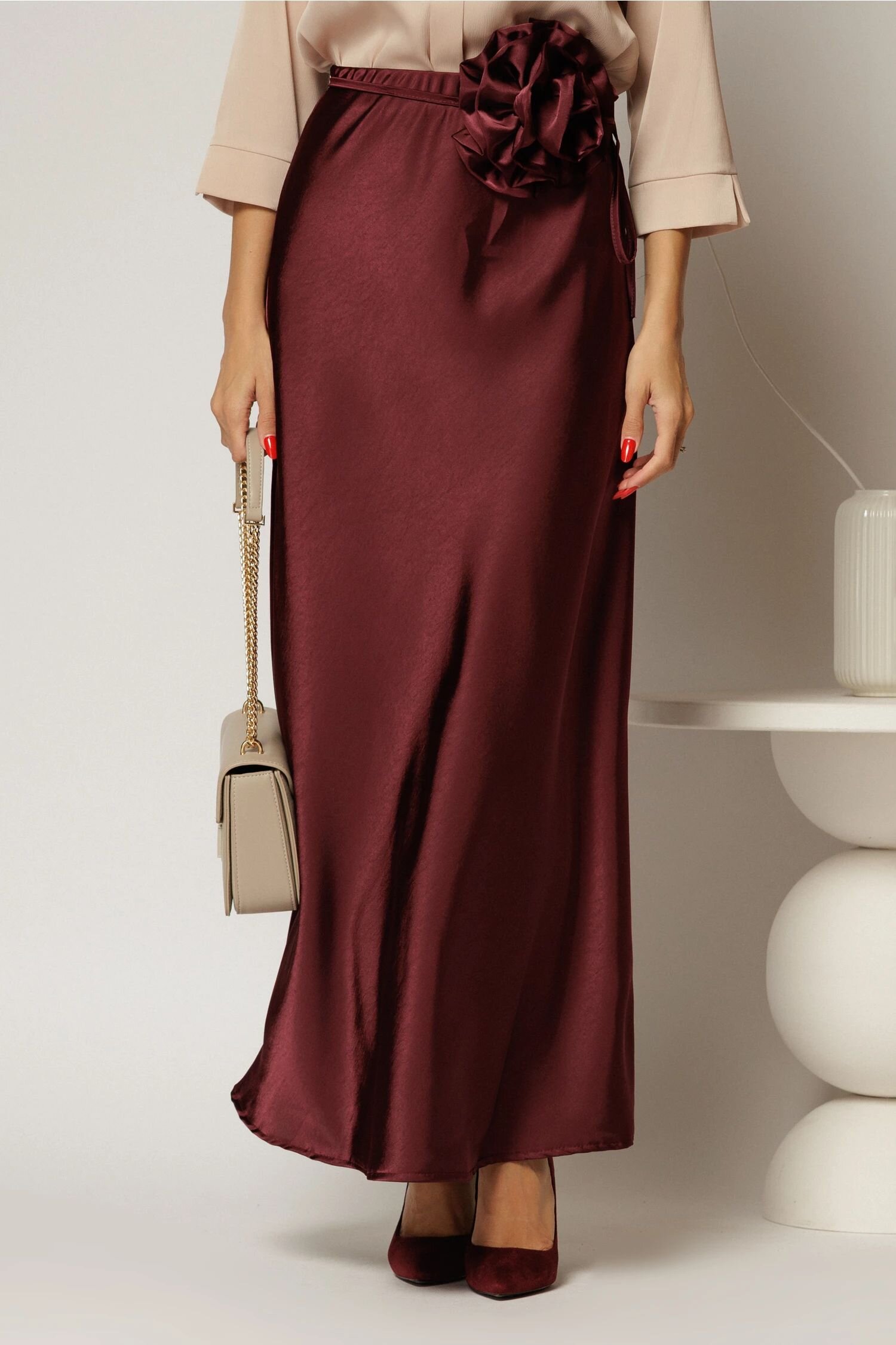  Fusta lunga bordo din satin cu cordon floral voluminos