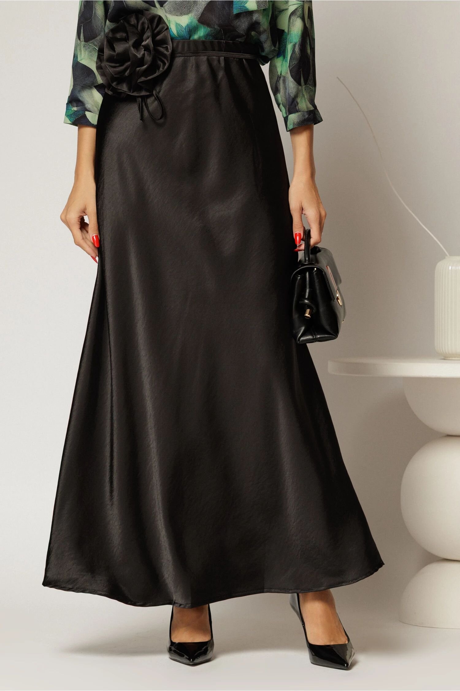  Fusta lunga neagra din satin cu cordon floral voluminos