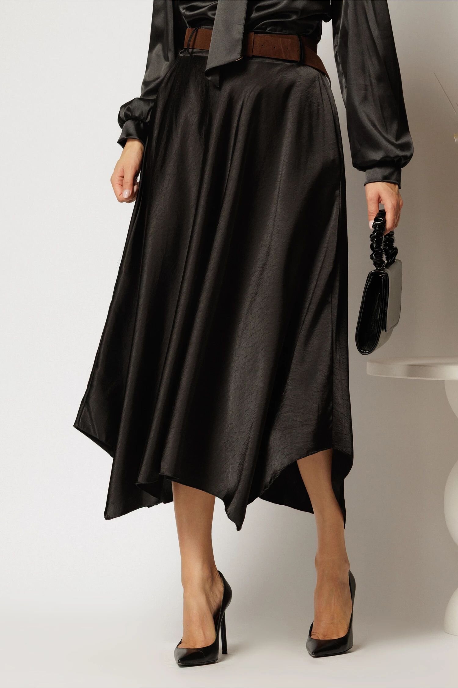  Fusta midi neagra din satin cu croi clos si curea in talie