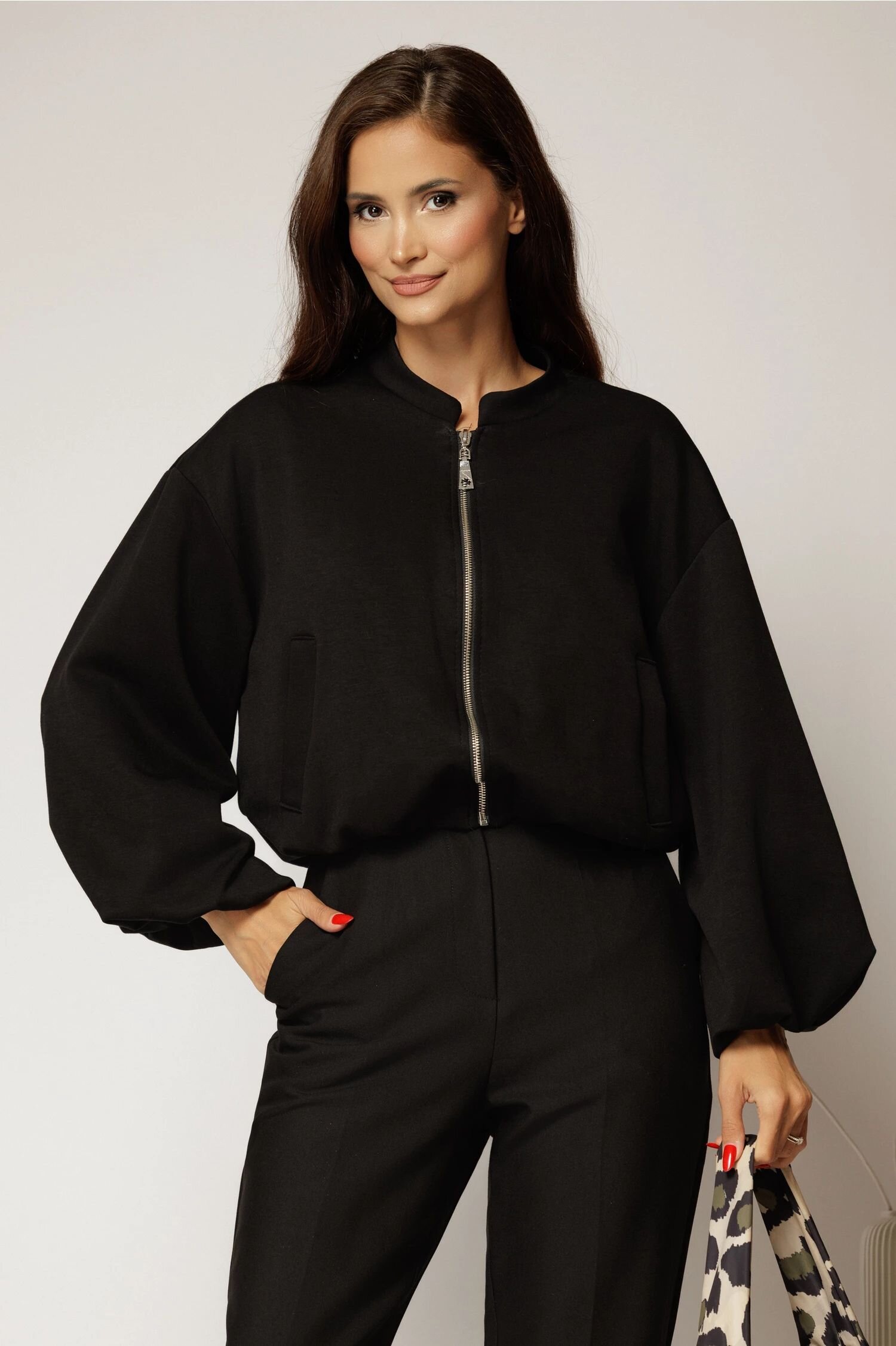  Geaca neagra tip bomber din jerse cu buzunare si inchidere cu fermoar
