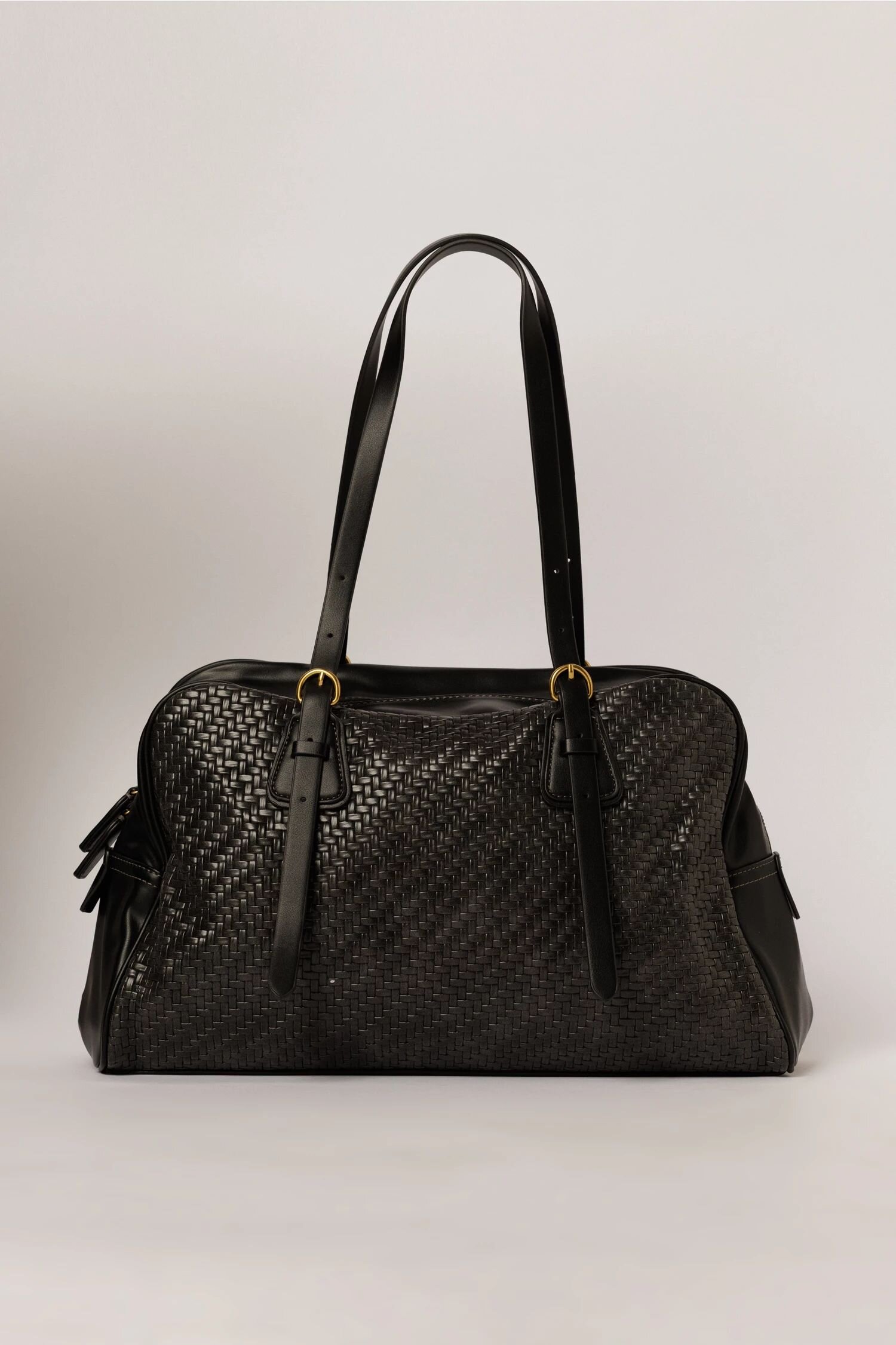  Geanta eleganta neagra cu aspect impletit si detalii metalice discrete