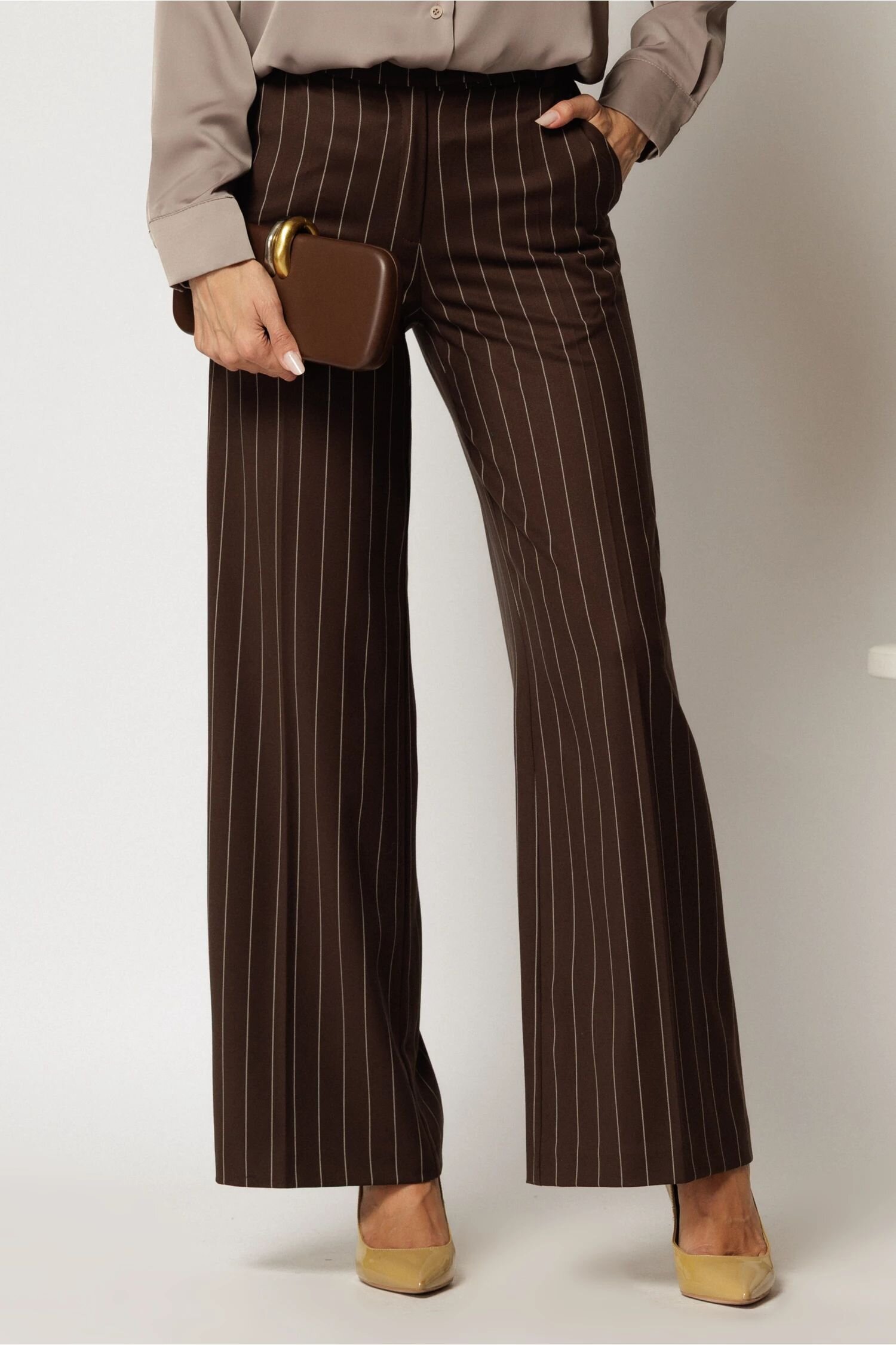  Pantaloni DY Fashion lungi maro cu dungi din stofa si croi lejer
