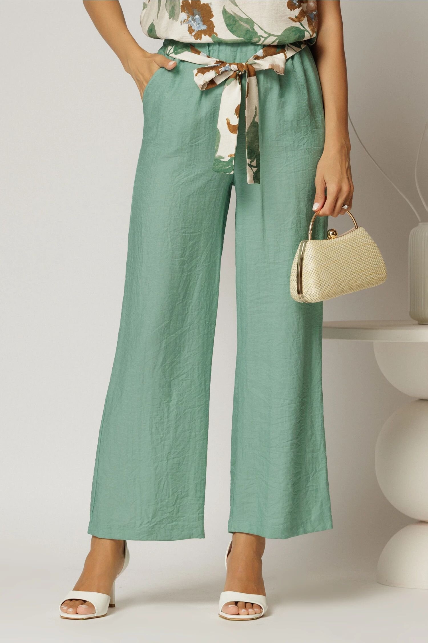  Pantaloni verde menta din viscoza cu croi lejer si cordon cu print