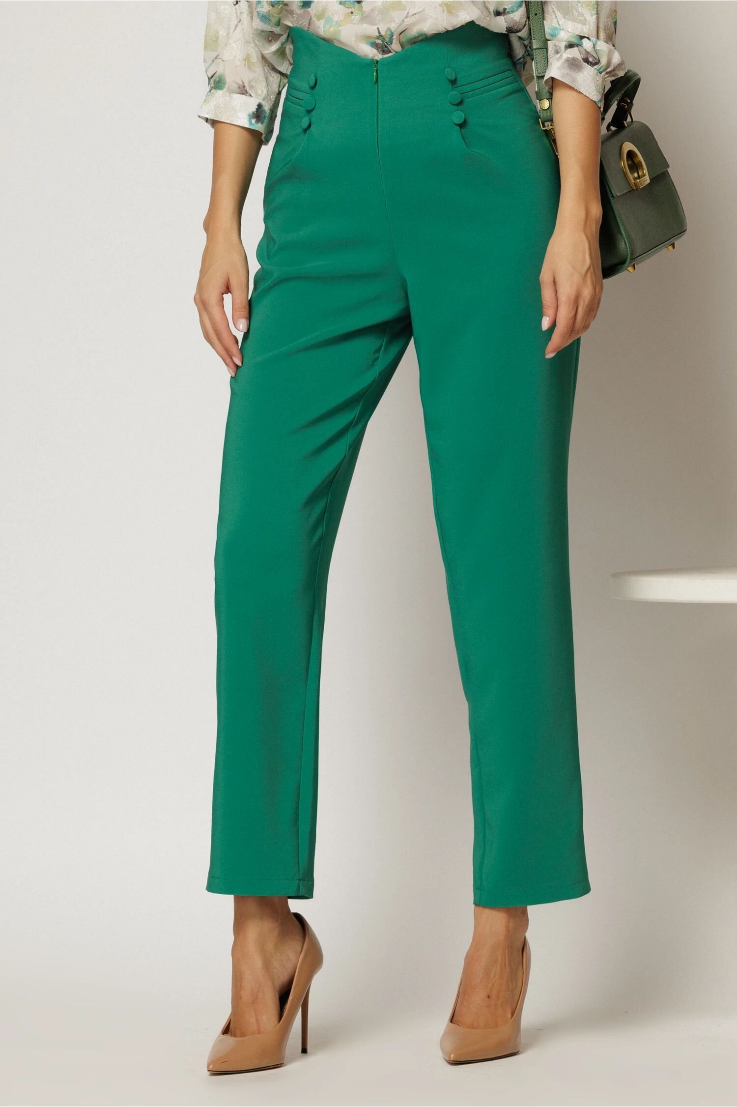  Pantaloni verzi conici cu nasturi decorativi pe talie