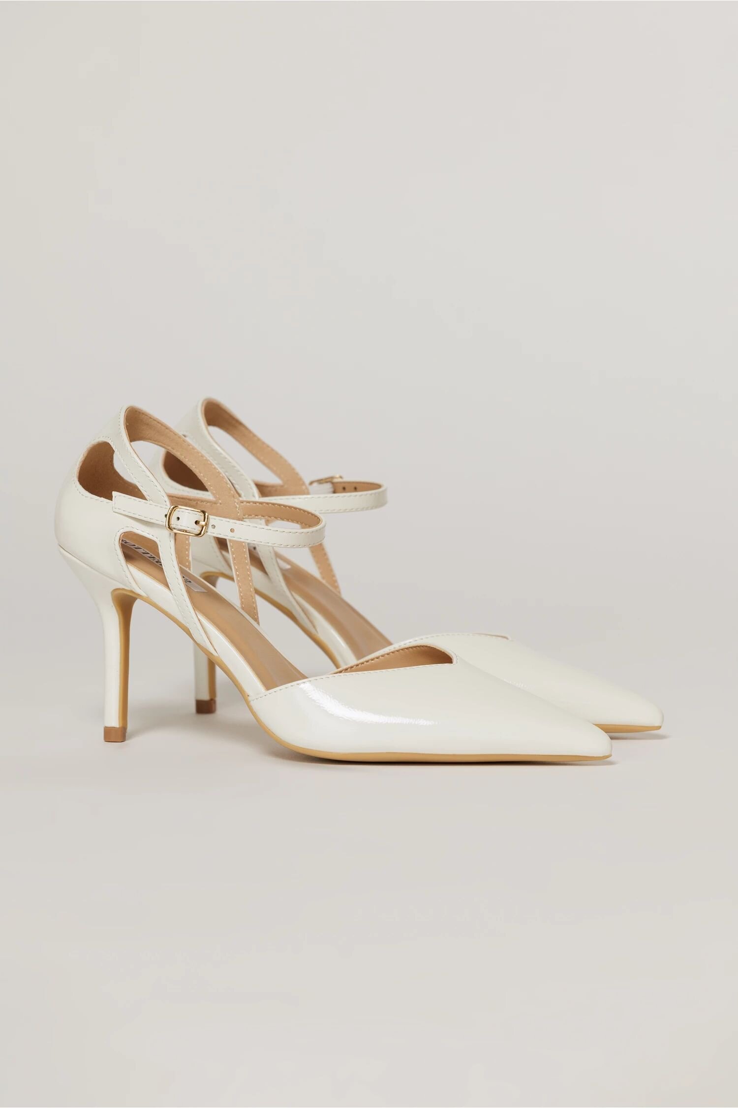  Pantofi eleganti albi aspect lucios cu bareta si decupaj lateral