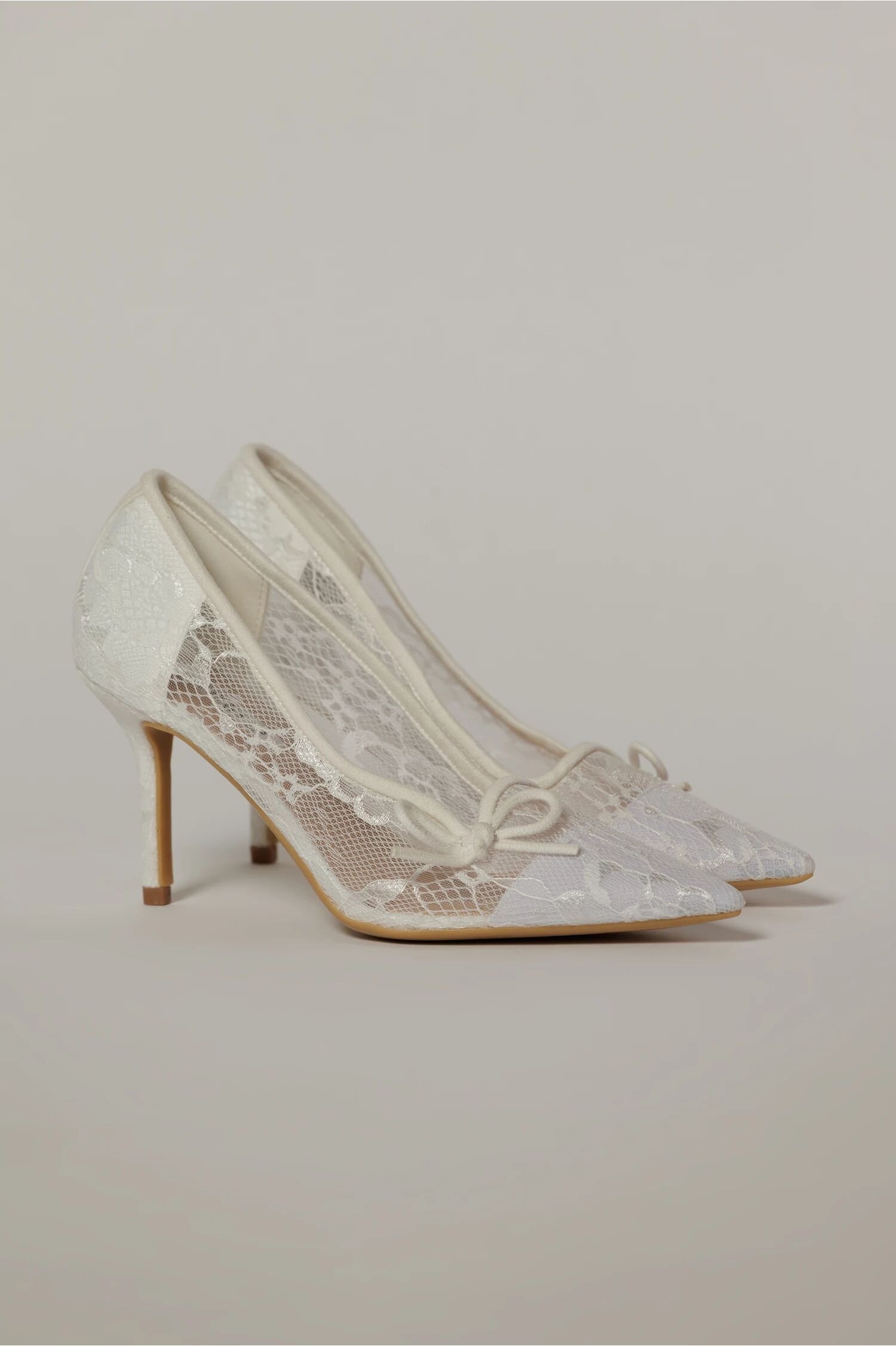  Pantofi eleganti albi imbracati in dantela
